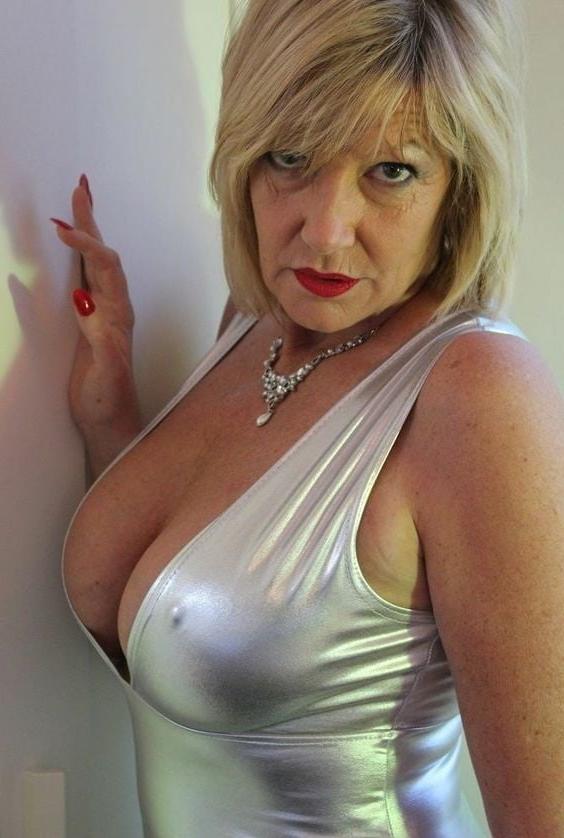 25P Let Slut Aunty Tug You Off