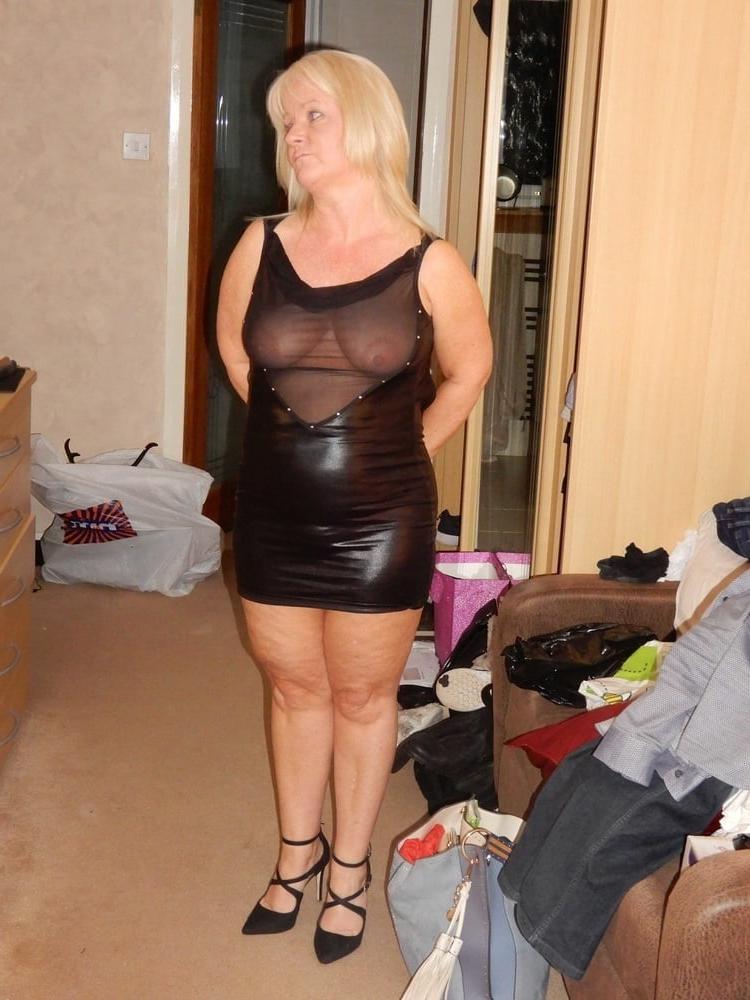 25P Let Slut Aunty Tug You Off