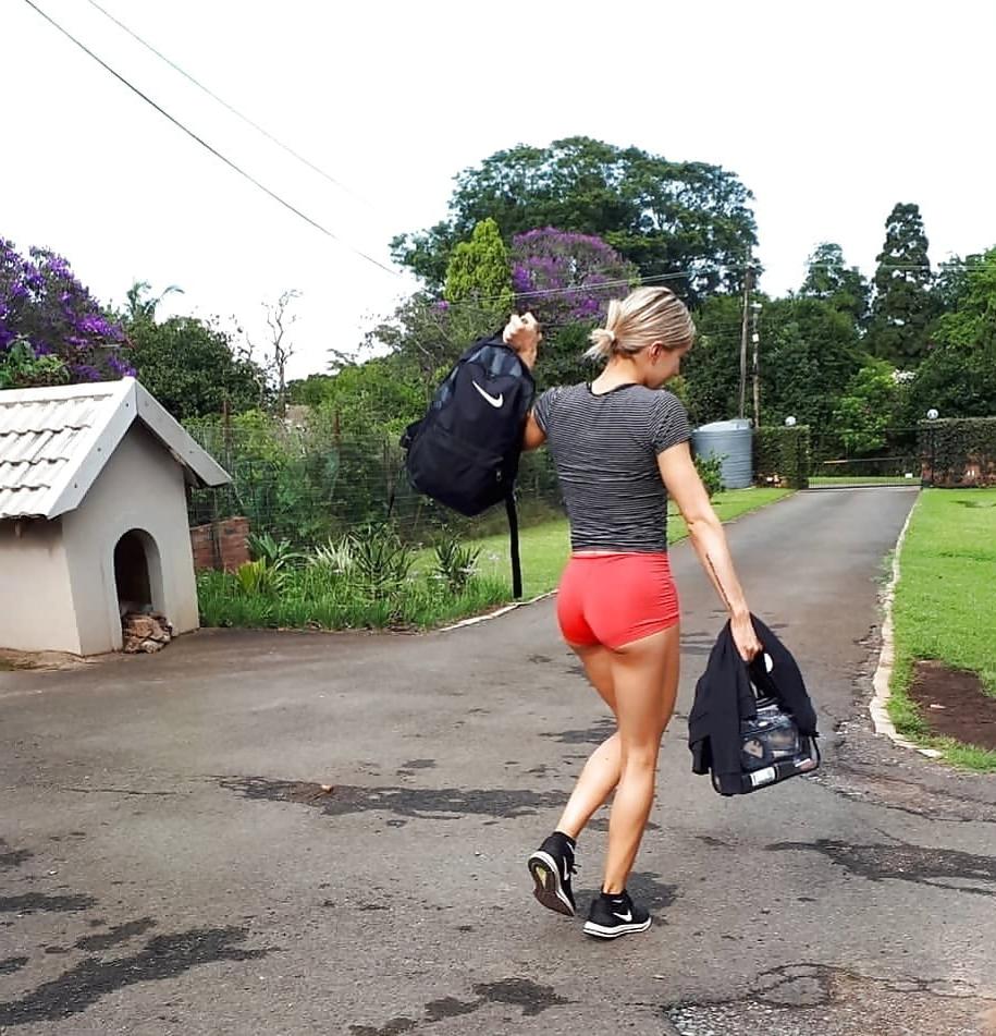 25P Candid young slut : sport IX