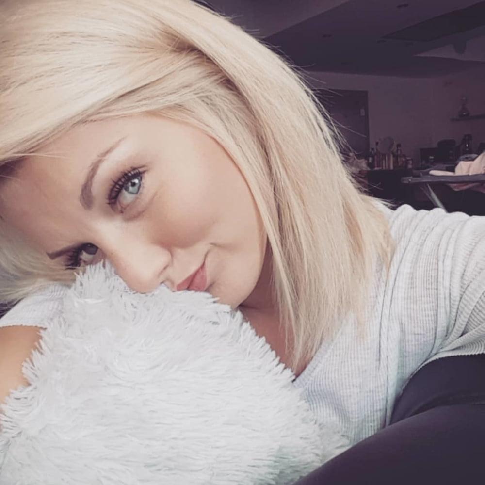 25P Instagram slut