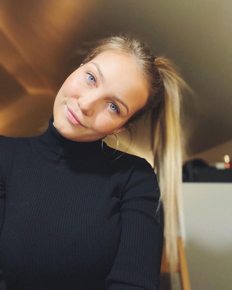 25P Instagram slut
