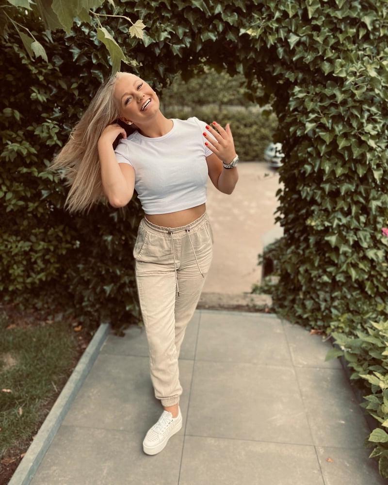 25P Instagram slut