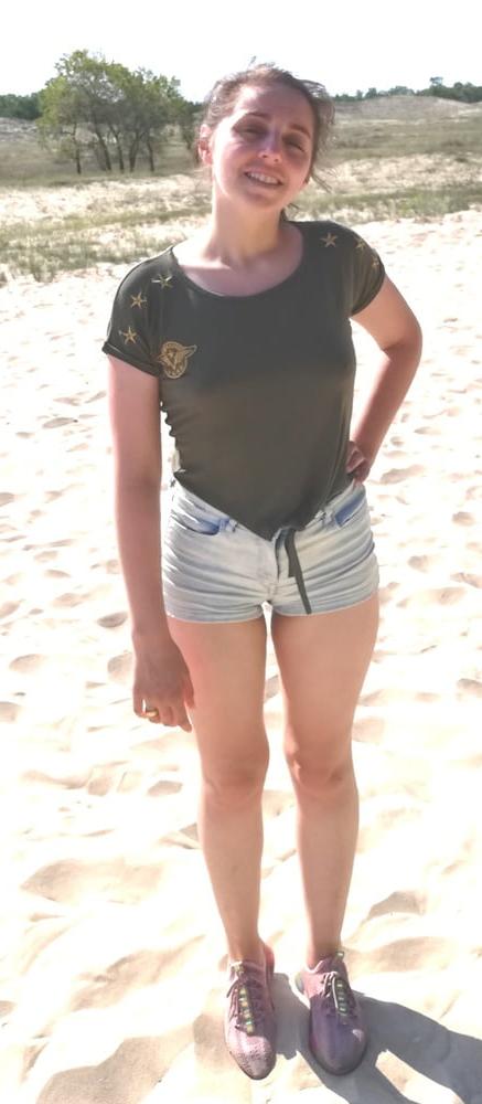 20P Slut in tight leggings public no panty