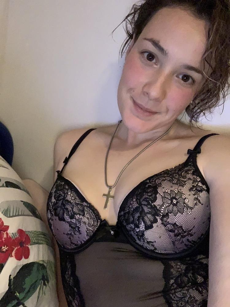 4P the slut Chloe sent her pics to the wrong man
