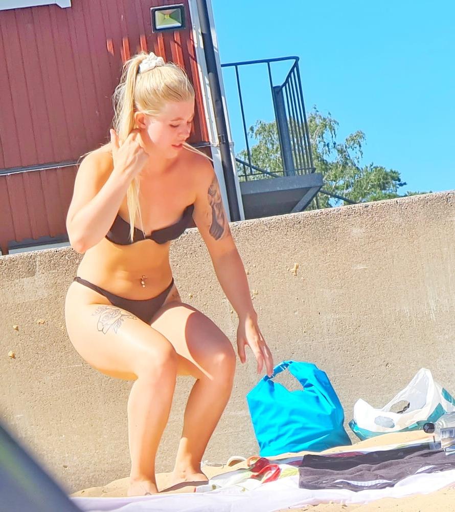 25P Blonde schwedische Strandschlampe