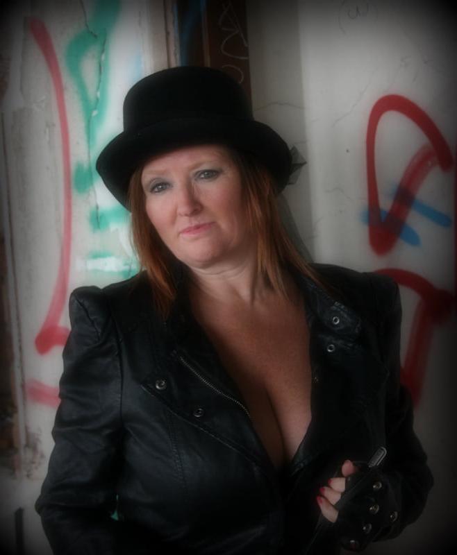 25P Debbie, sexy UK MILF Slut