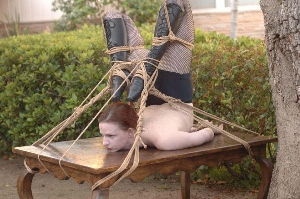 25P Haengende Frauen in schoener Bondage #06