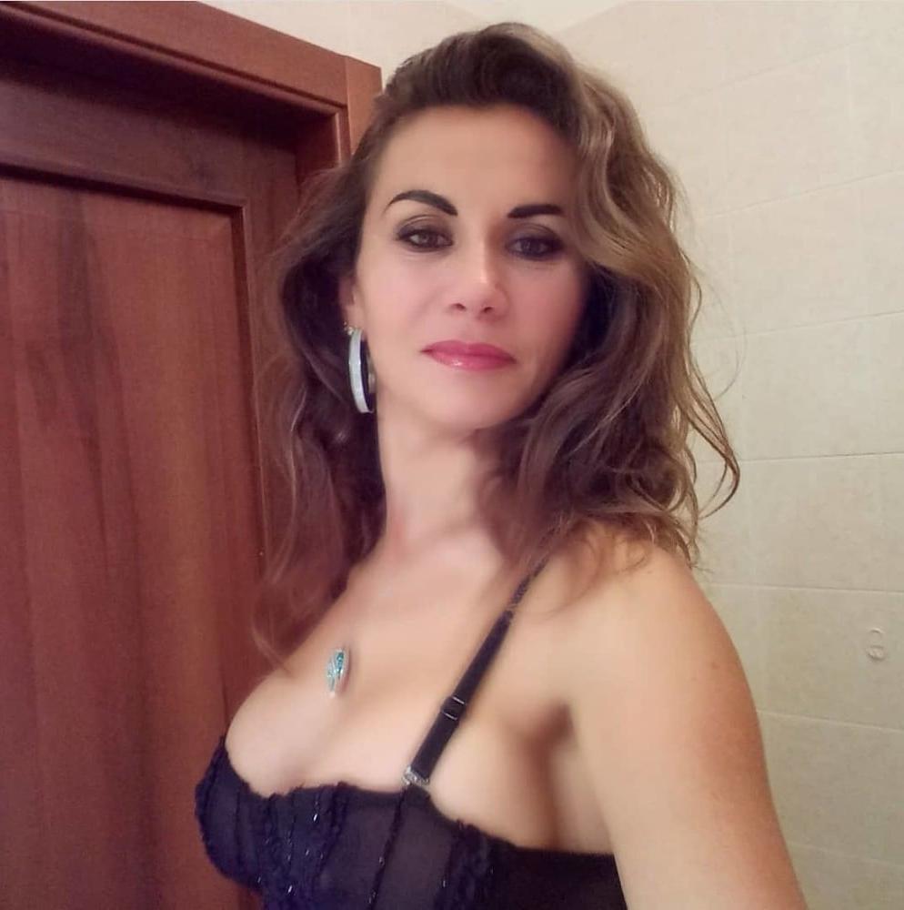 25P Hot anal slut showing her sexy outfits with stockings
