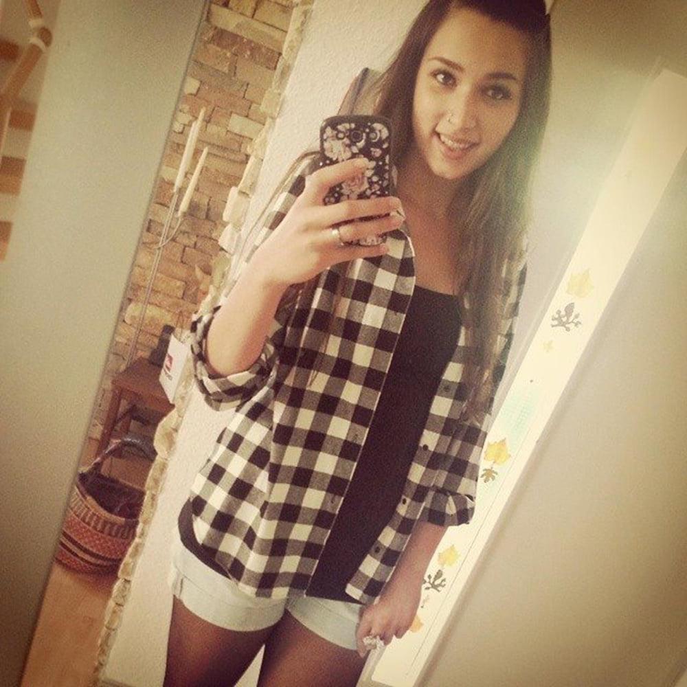 25P hot slut loves to pose with friends