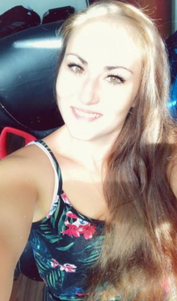 25P hot slut loves to pose with friends