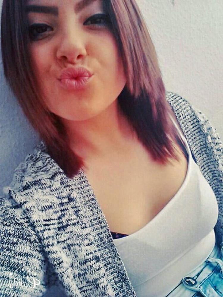 25P hot slut loves to pose with friends