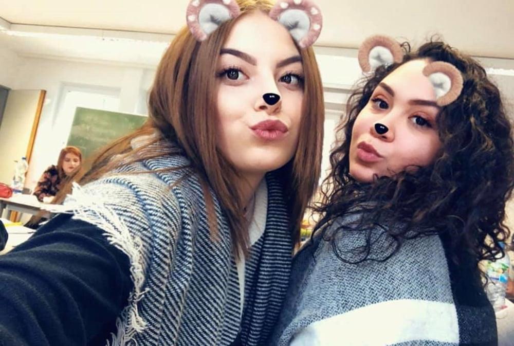 25P hot slut loves to pose with friends