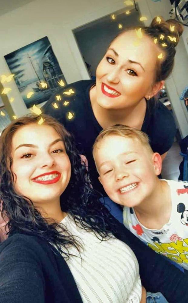 25P hot slut loves to pose with friends