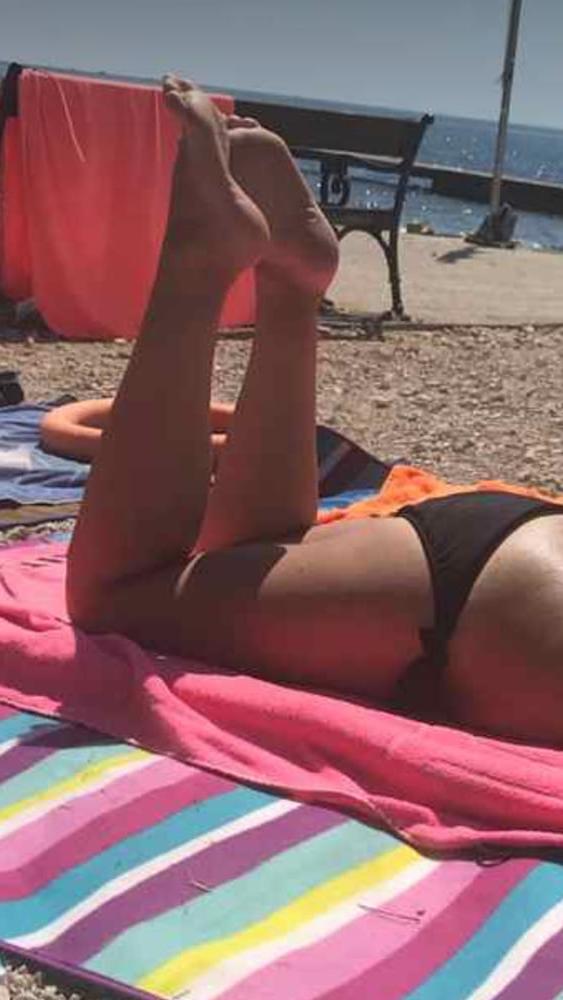 25P hot slut loves to pose with friends
