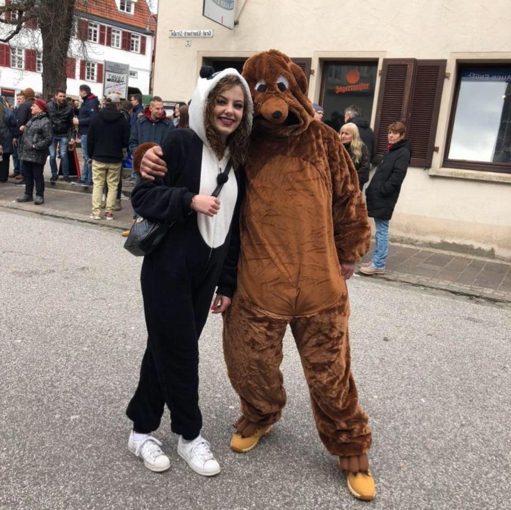 25P hot slut loves to pose with friends