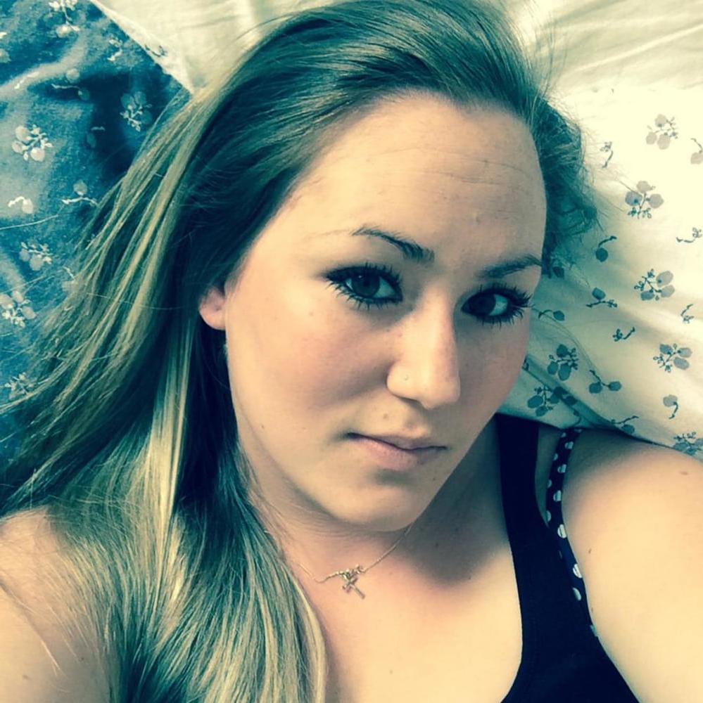 25P hot slut loves to pose with friends