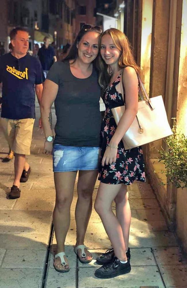 25P hot slut loves to pose with friends