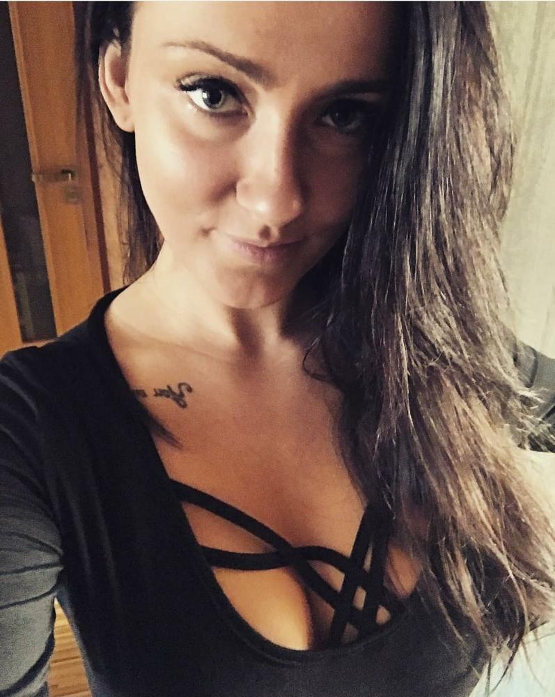 5P Sexy slut Romana, what would you do to her?