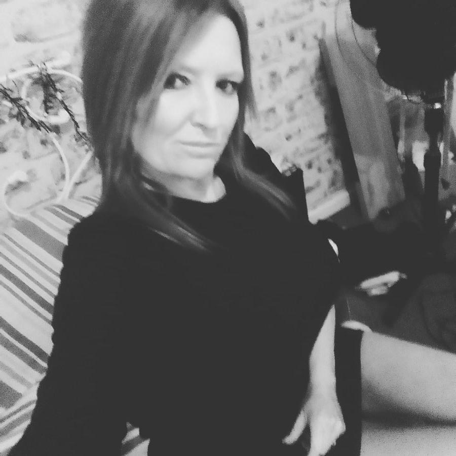 10P Red, sexy UK MILF Slut
