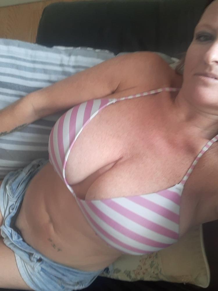 10P Red, sexy UK MILF Slut
