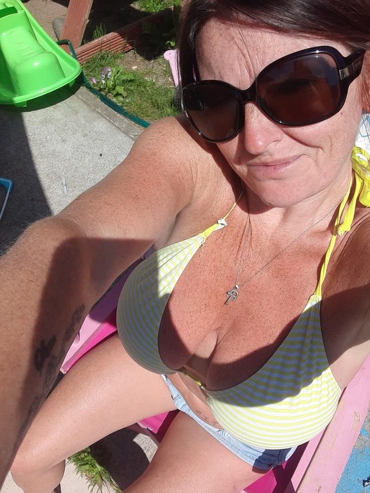 10P Red, sexy UK MILF Slut