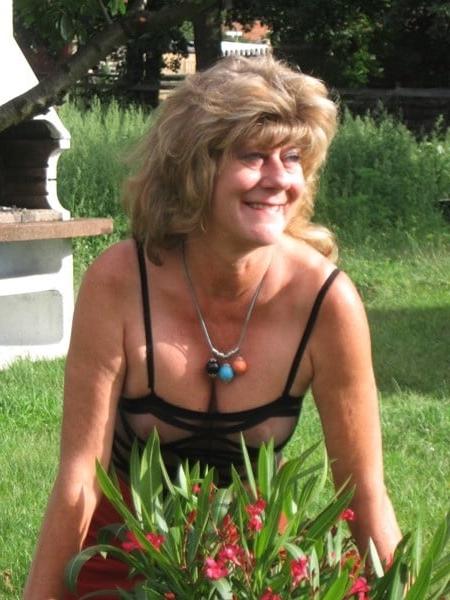25P Mature slut from Limburg