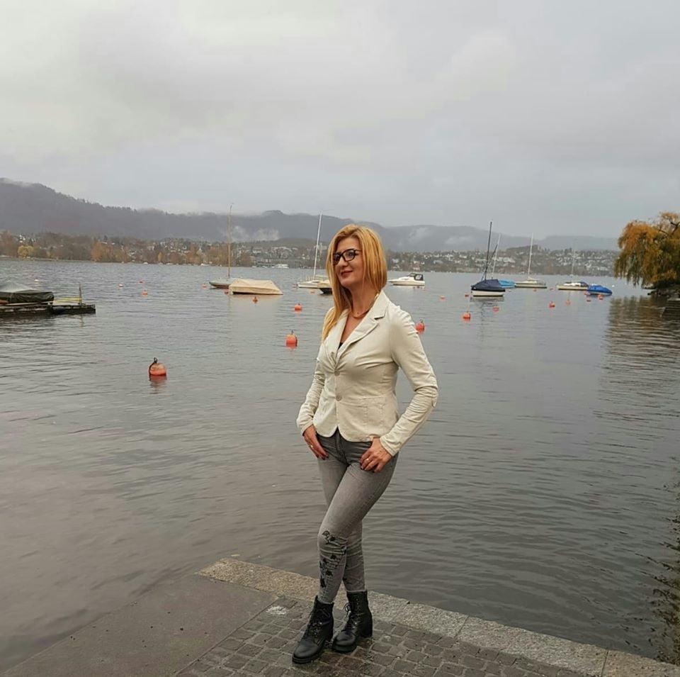 25P attractive milf