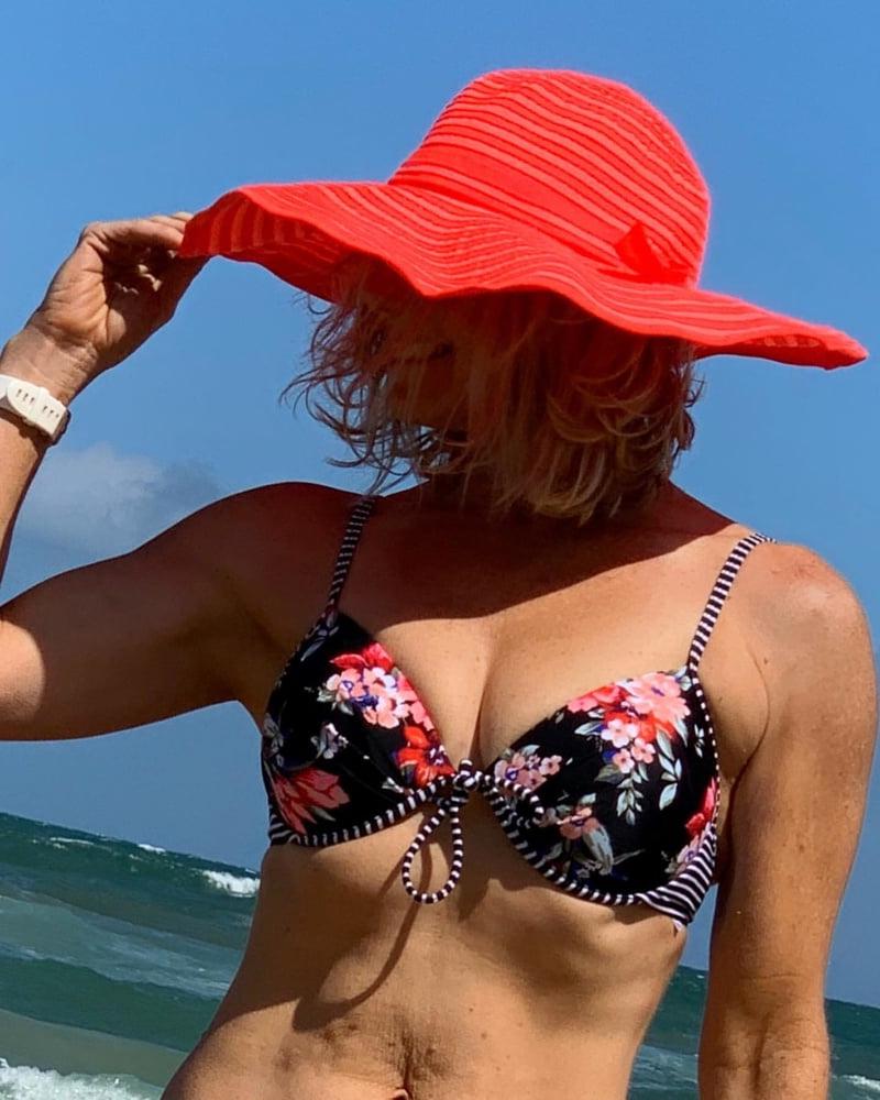 25P Amazing Milf 13