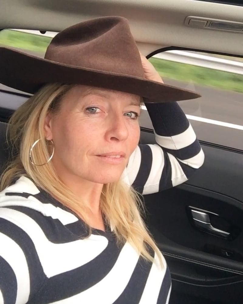 25P Amazing Milf 4