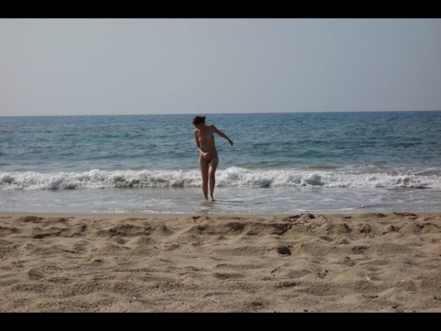 25P very sexy slimm milf bikini undress 2
