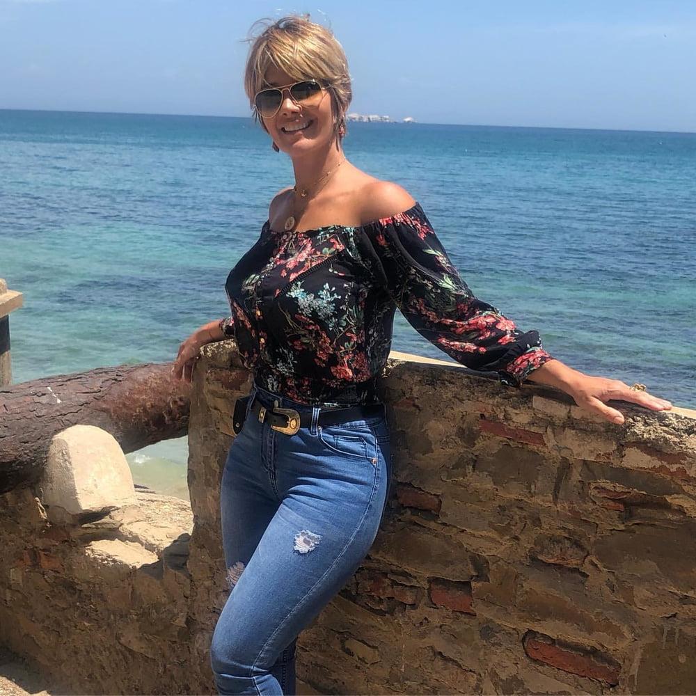 25P Amazing Milf 3