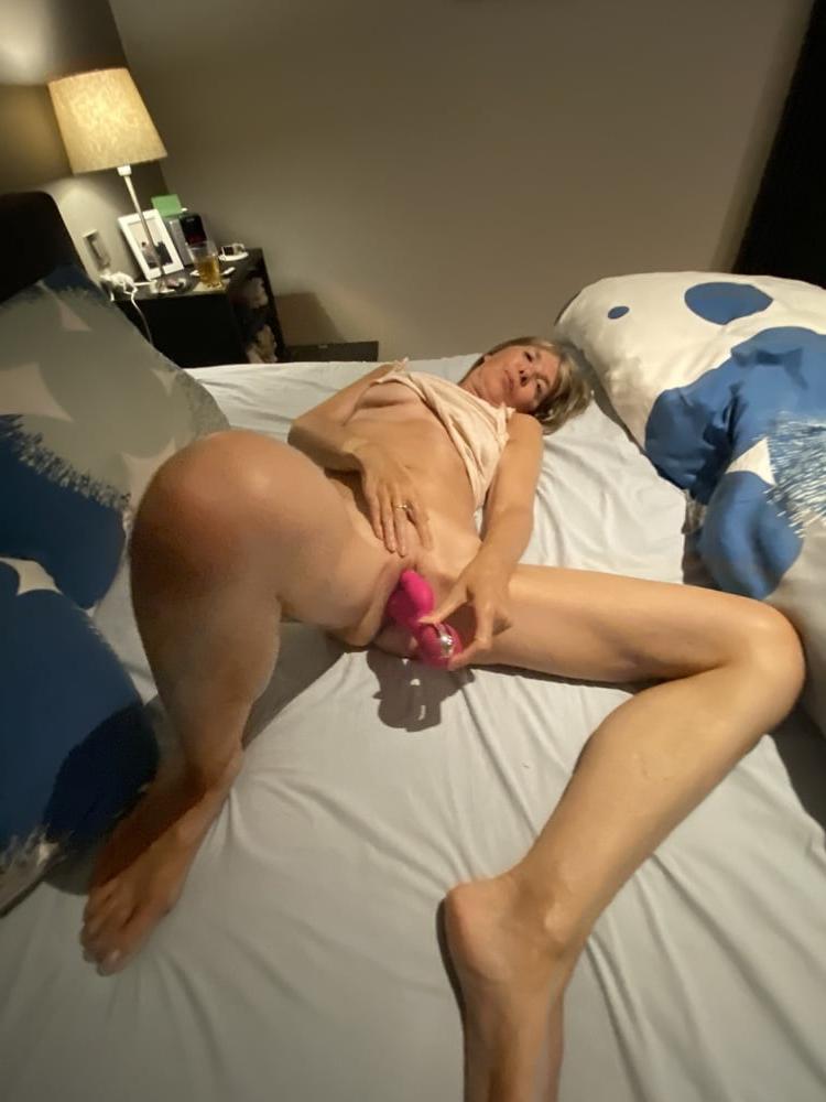 22P Sexy Older MILF