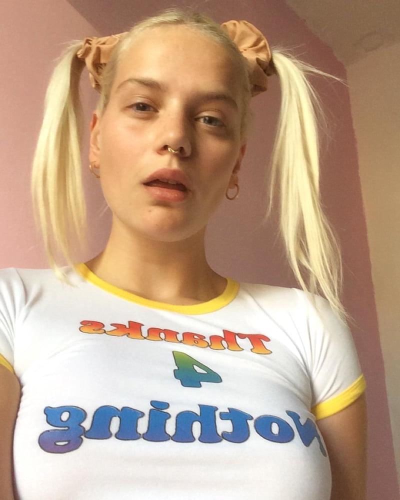 25P Hot Slut Nannah