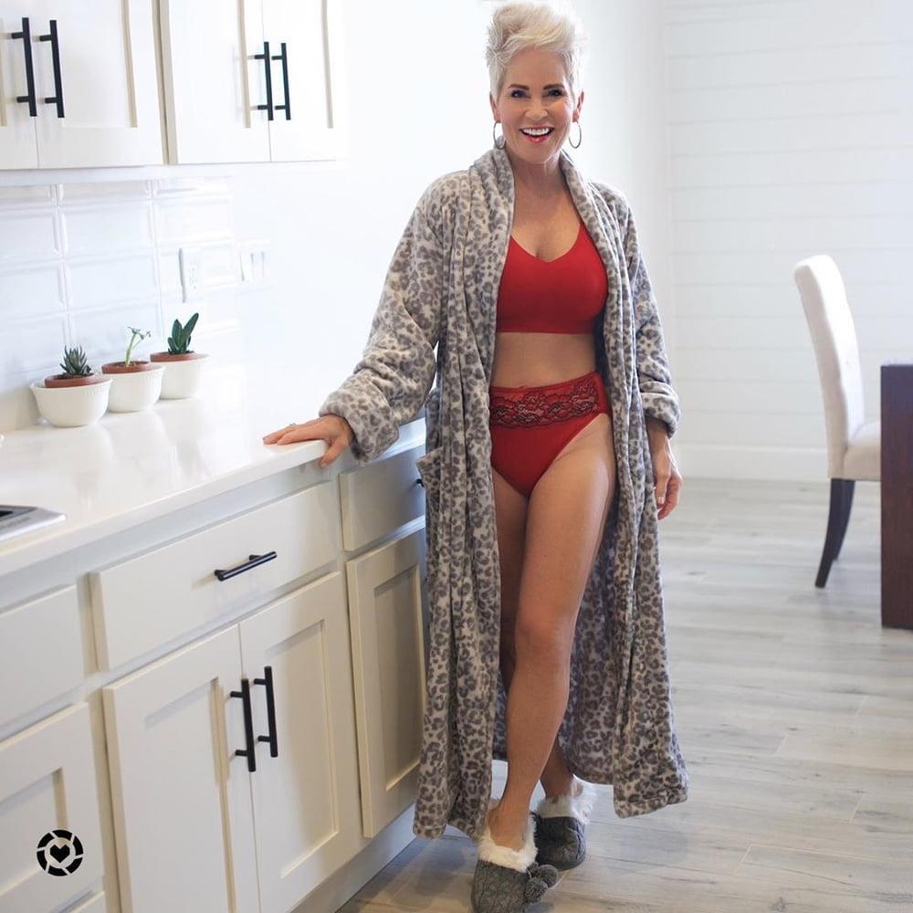 25P Amazing Milf 6