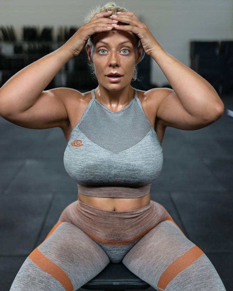 25P Hot amateur mom Mia with huge boobs