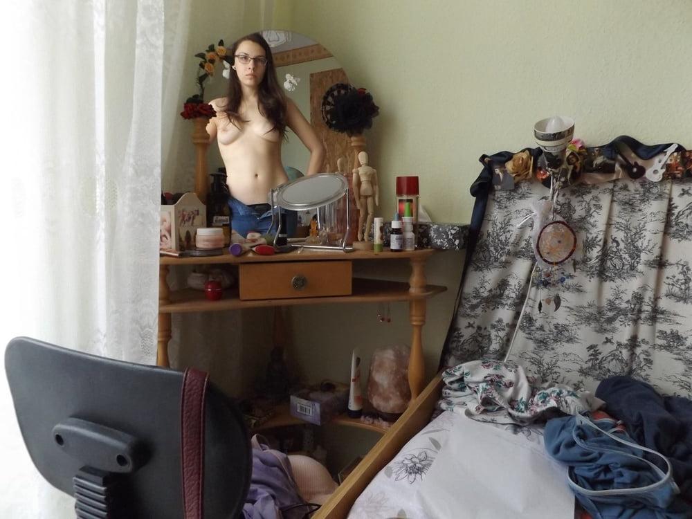21P Nora the slut is showing herself