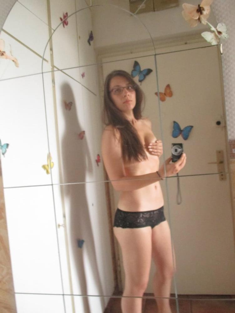 21P Nora the slut is showing herself