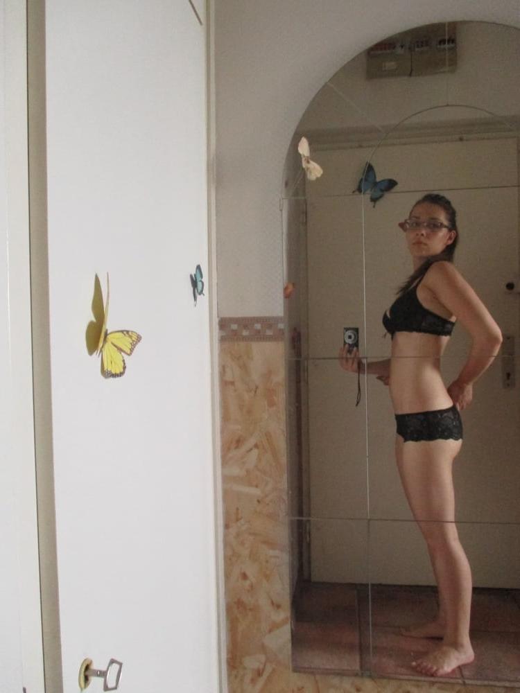 21P Nora the slut is showing herself
