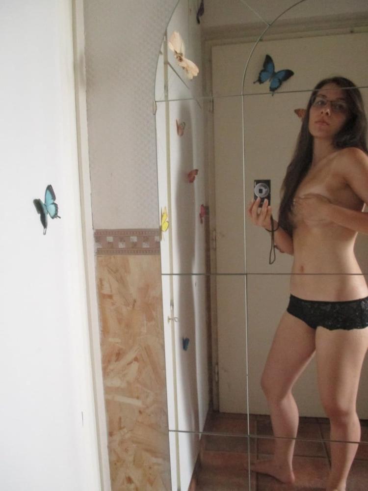 21P Nora the slut is showing herself