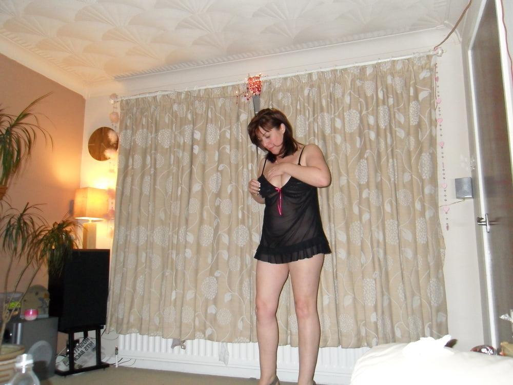 25P mature english milf stripping at home