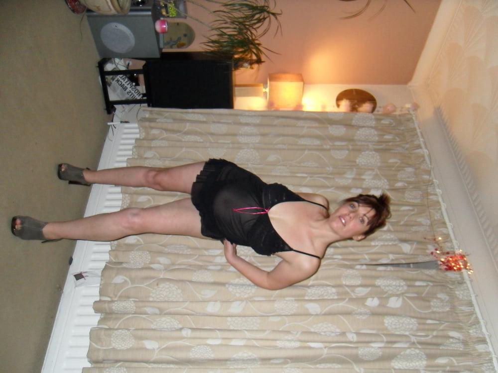 25P mature english milf stripping at home