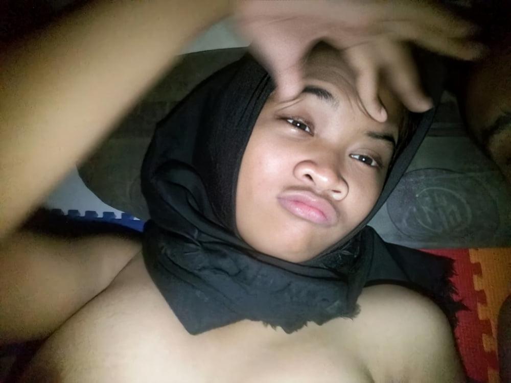 25P Hijab slut