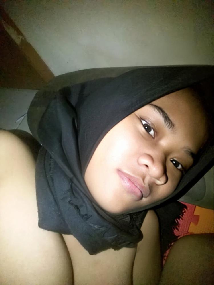 25P Hijab slut