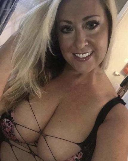 5P Blonde MILF