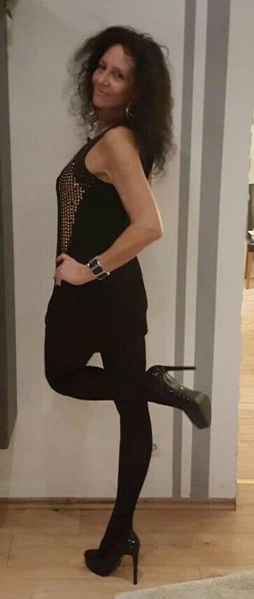 25P Hot amateur bar lady Petra so horny