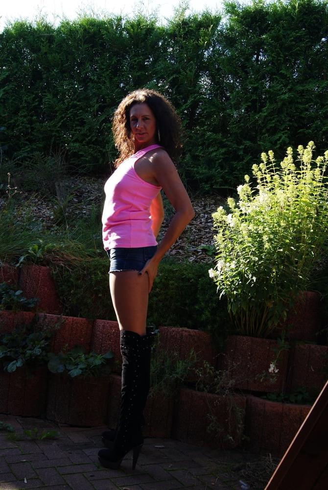 25P Hot amateur bar lady Petra so horny