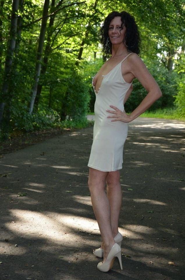 25P Hot amateur bar lady Petra so horny