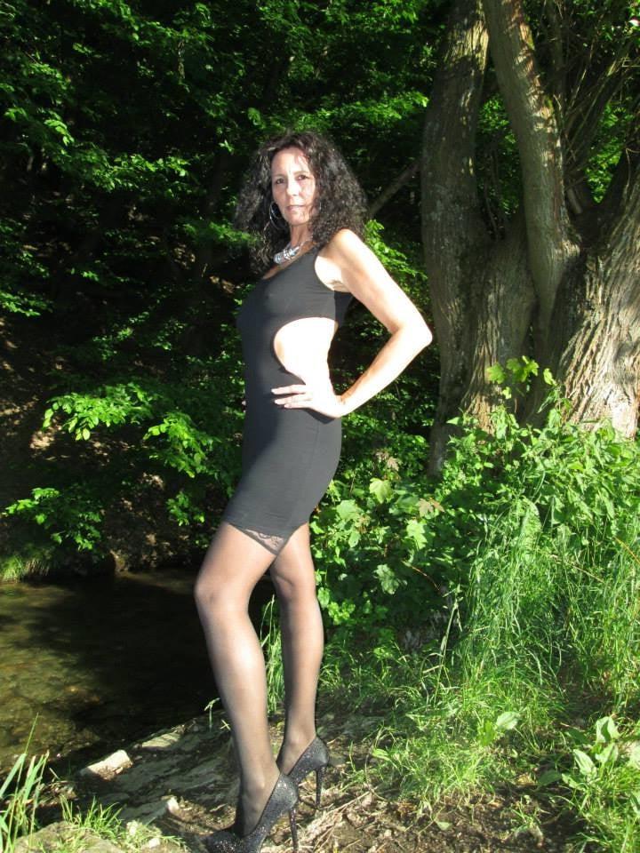 25P Hot amateur bar lady Petra so horny