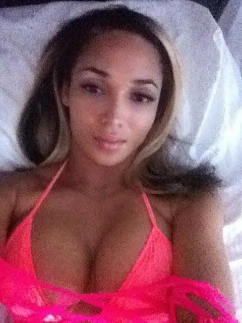 25P Relana Showing Her Pussy Like a Good Slut