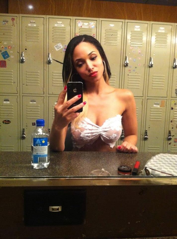 25P Relana Showing Her Pussy Like a Good Slut